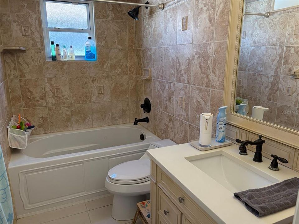 Activo con contrato: $230,000 (3 camas, 2 baños, 1402 Pies cuadrados)