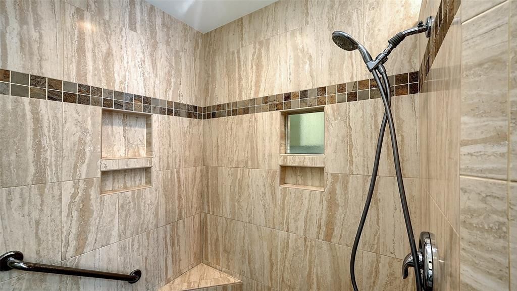 Activo con contrato: $642,000 (3 camas, 2 baños, 2232 Pies cuadrados)