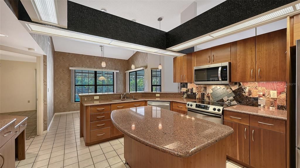 Activo con contrato: $642,000 (3 camas, 2 baños, 2232 Pies cuadrados)