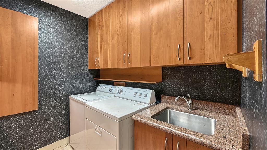 Activo con contrato: $642,000 (3 camas, 2 baños, 2232 Pies cuadrados)