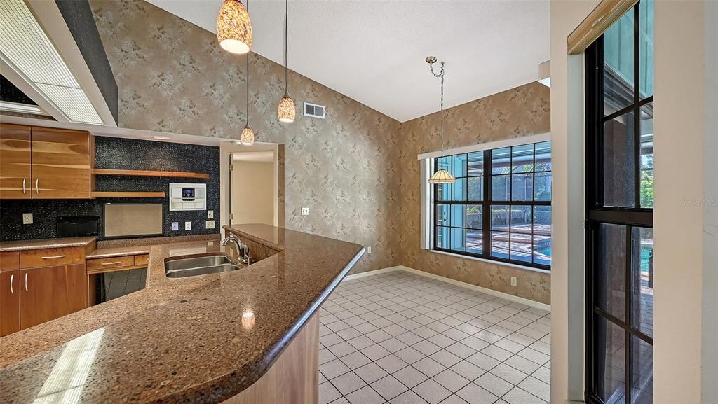 Activo con contrato: $642,000 (3 camas, 2 baños, 2232 Pies cuadrados)