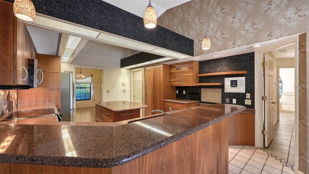 Activo con contrato: $642,000 (3 camas, 2 baños, 2232 Pies cuadrados)