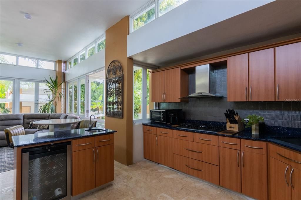 Под контрактом: $625,000 (4 спален, 2 ванн, 2666 Квадратных фут)