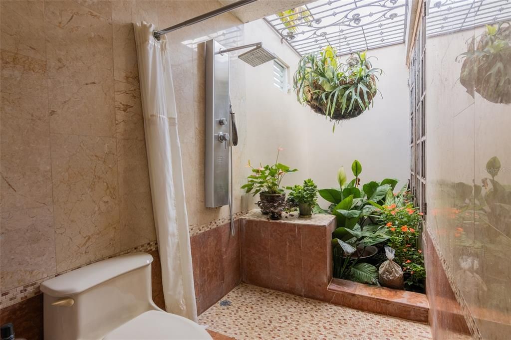 Под контрактом: $625,000 (4 спален, 2 ванн, 2666 Квадратных фут)