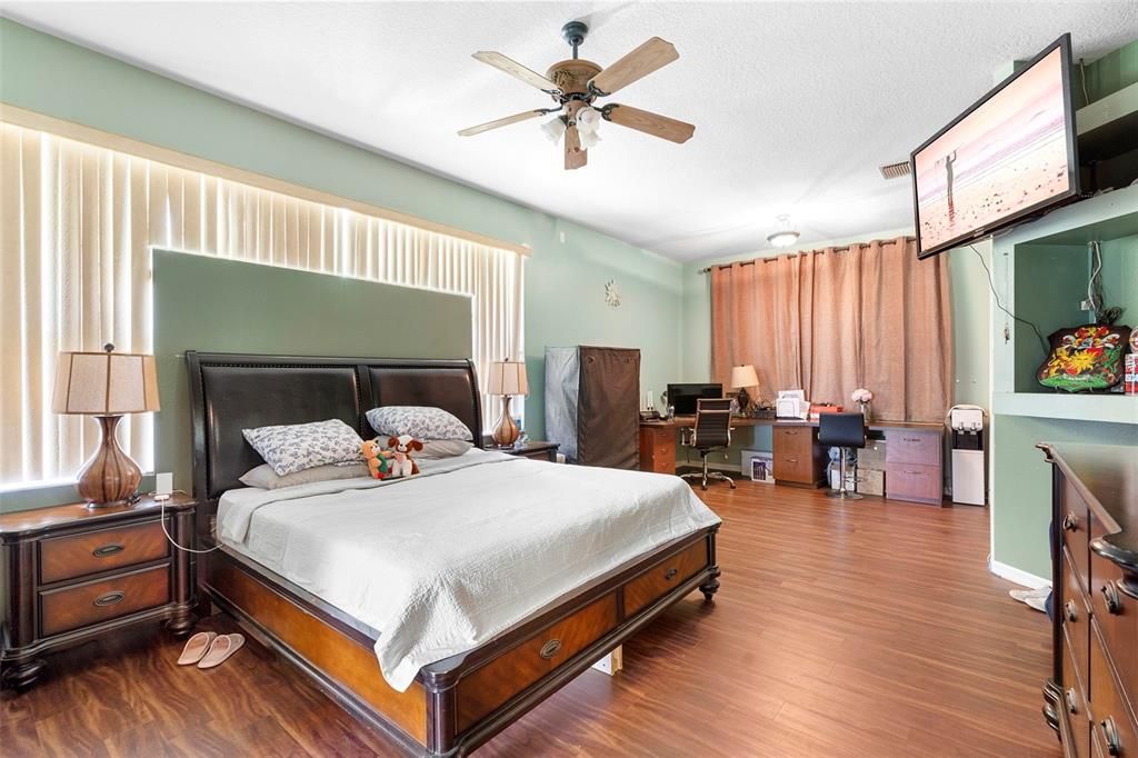 Active With Contract: $600,000 (5 beds, 3 baths, 2643 Square Feet)