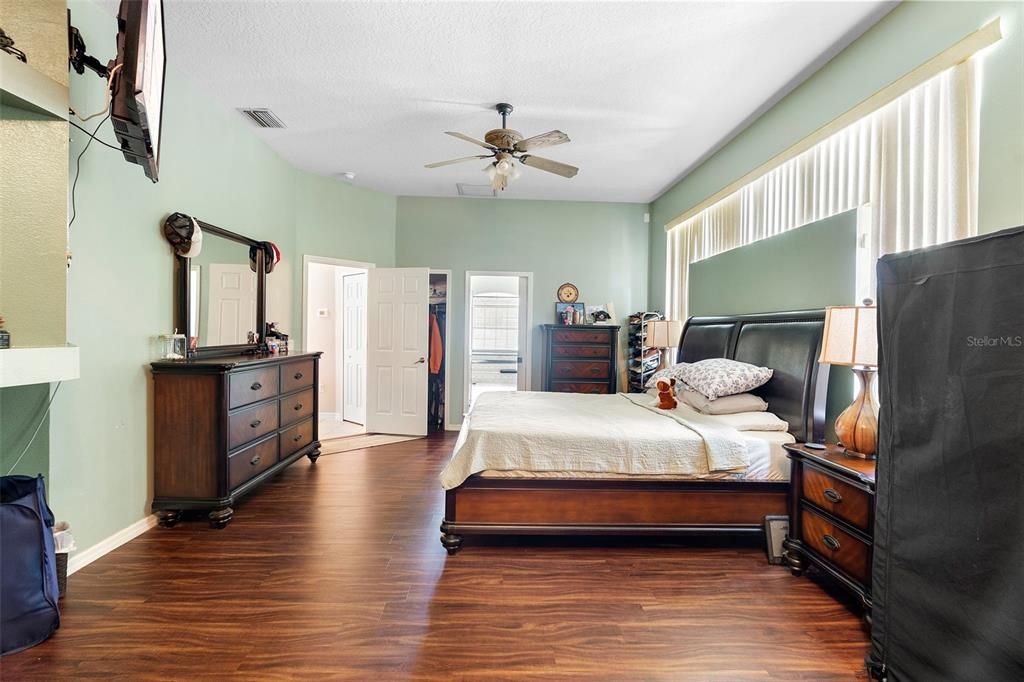 Active With Contract: $600,000 (5 beds, 3 baths, 2643 Square Feet)