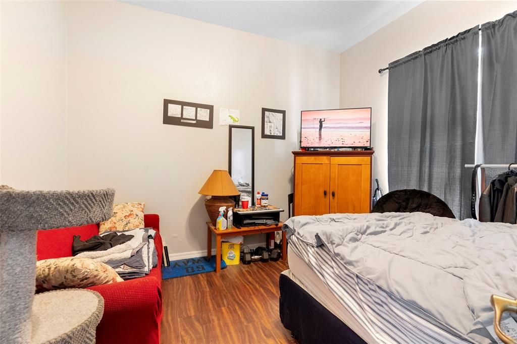 Active With Contract: $600,000 (5 beds, 3 baths, 2643 Square Feet)