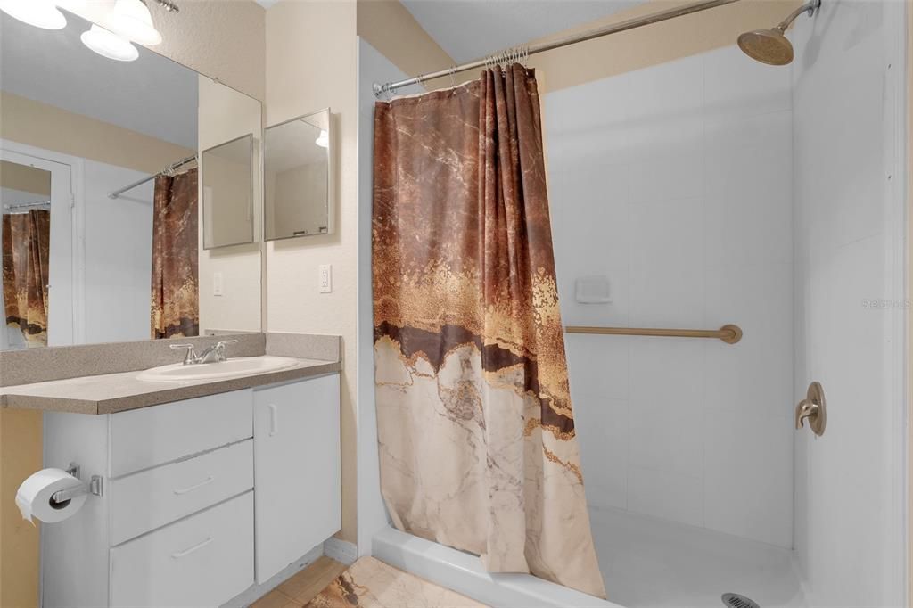 Под контрактом: $249,000 (2 спален, 2 ванн, 1003 Квадратных фут)