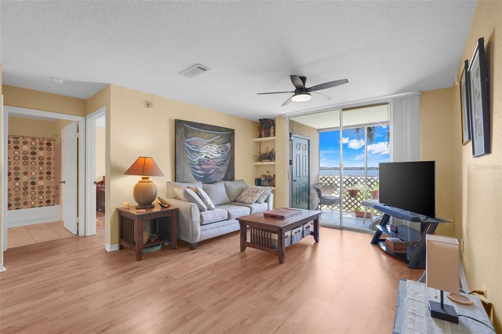 Под контрактом: $249,000 (2 спален, 2 ванн, 1003 Квадратных фут)