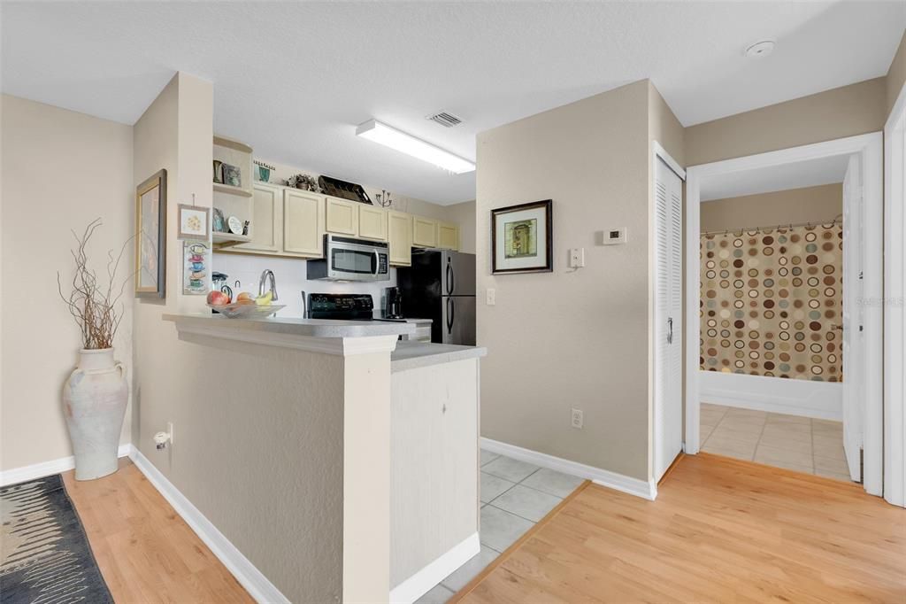 Под контрактом: $249,000 (2 спален, 2 ванн, 1003 Квадратных фут)