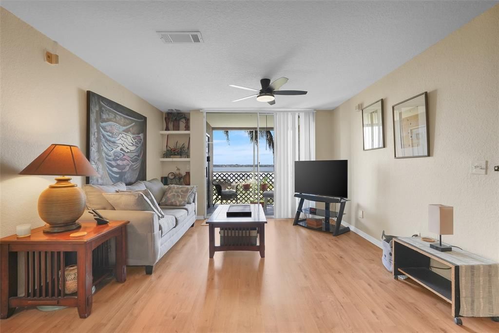 Под контрактом: $249,000 (2 спален, 2 ванн, 1003 Квадратных фут)