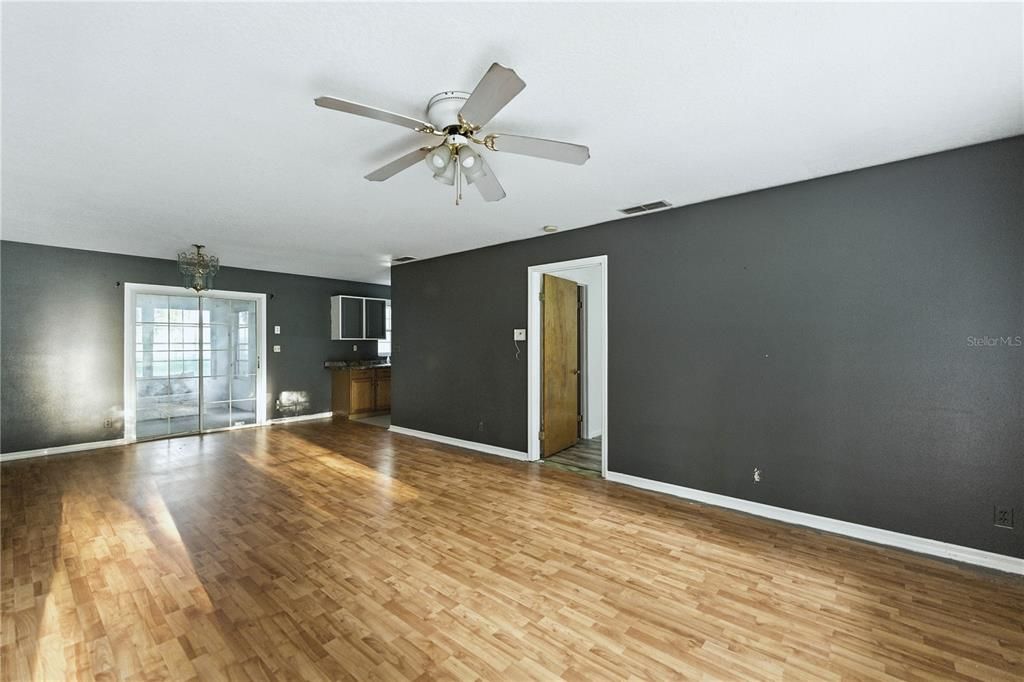 For Sale: $435,000 (3 beds, 2 baths, 1304 Square Feet)