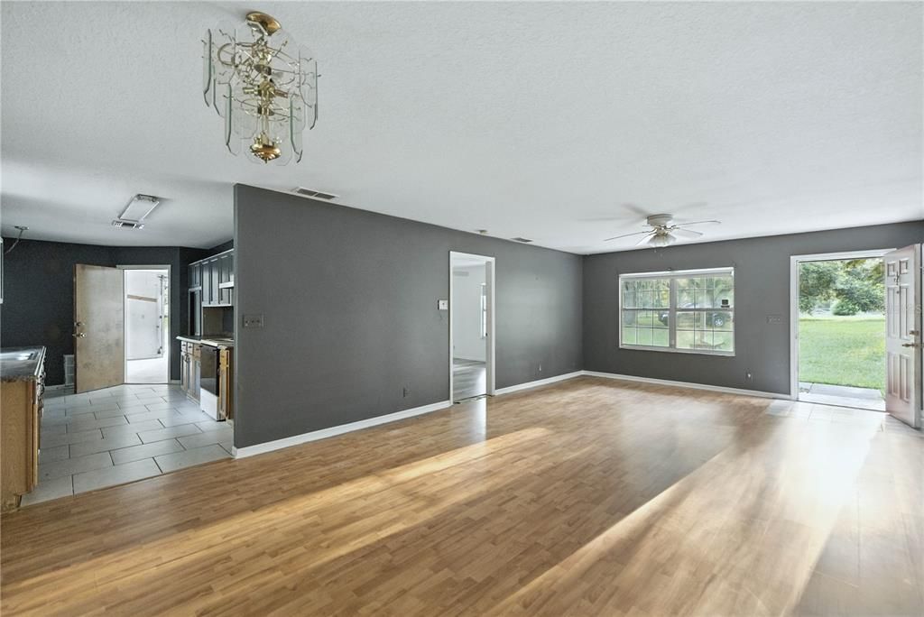 For Sale: $435,000 (3 beds, 2 baths, 1304 Square Feet)