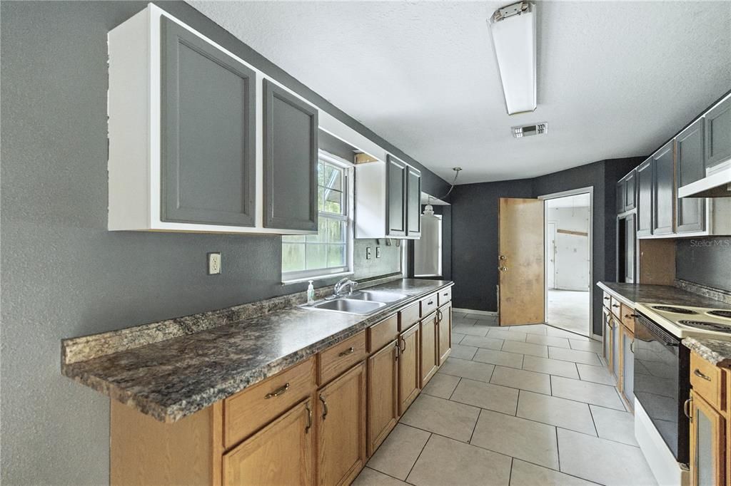 For Sale: $435,000 (3 beds, 2 baths, 1304 Square Feet)