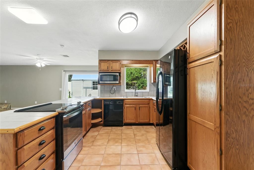 Под контрактом: $2,975 (4 спален, 3 ванн, 2812 Квадратных фут)