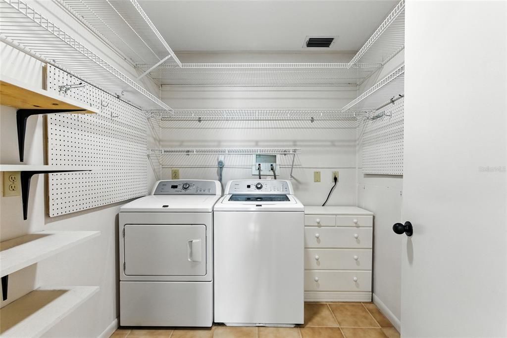 Под контрактом: $2,975 (4 спален, 3 ванн, 2812 Квадратных фут)