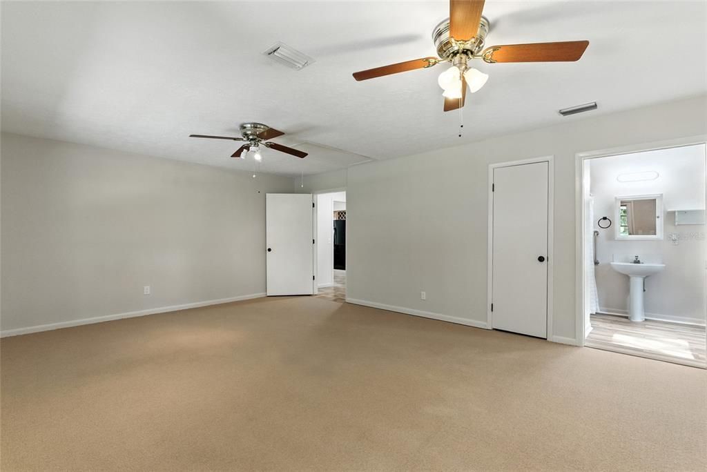 Под контрактом: $2,975 (4 спален, 3 ванн, 2812 Квадратных фут)