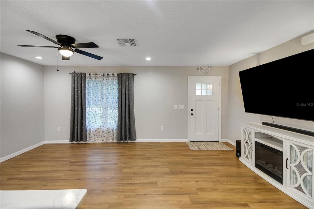 For Sale: $334,000 (3 beds, 2 baths, 1300 Square Feet)