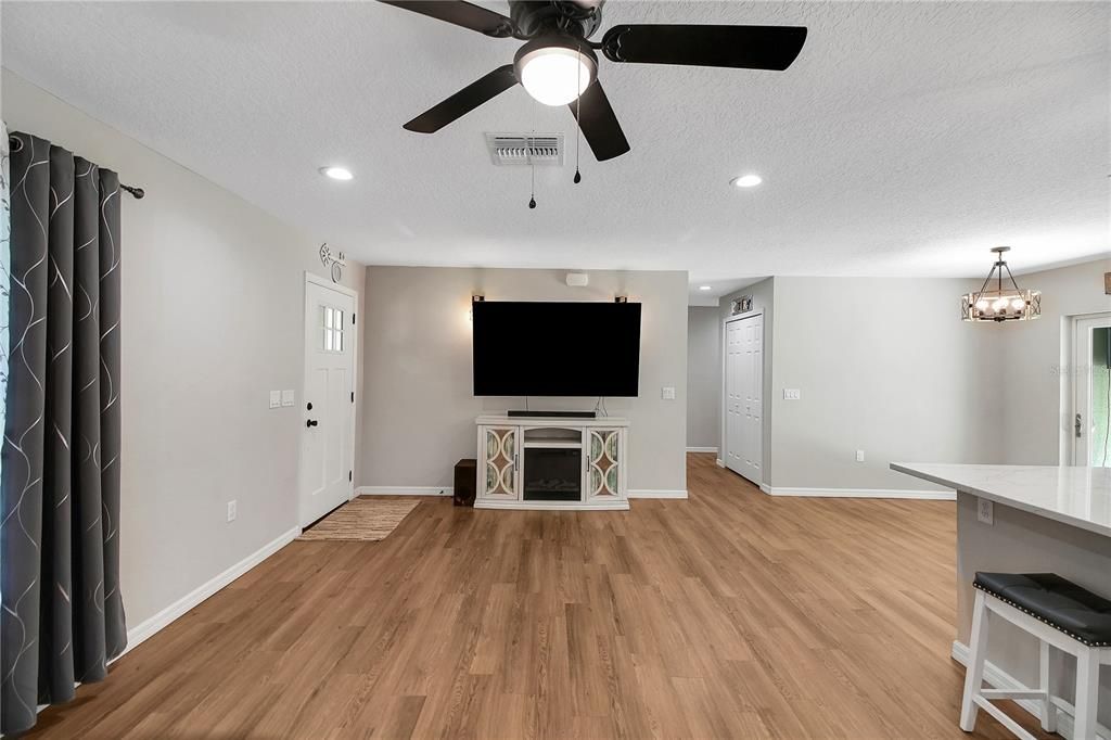 For Sale: $334,000 (3 beds, 2 baths, 1300 Square Feet)