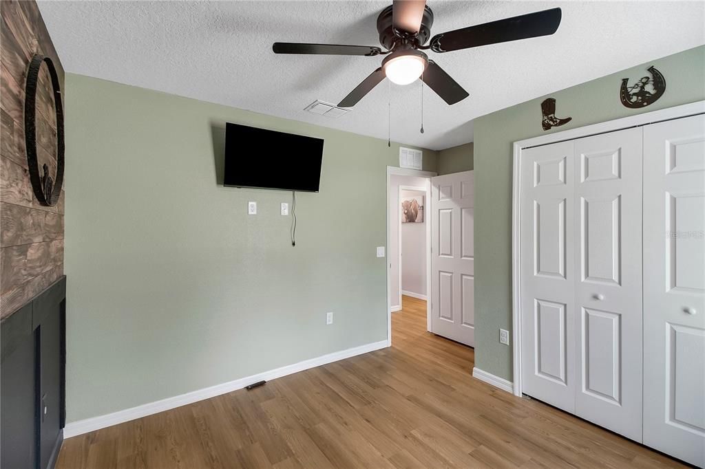 For Sale: $334,000 (3 beds, 2 baths, 1300 Square Feet)