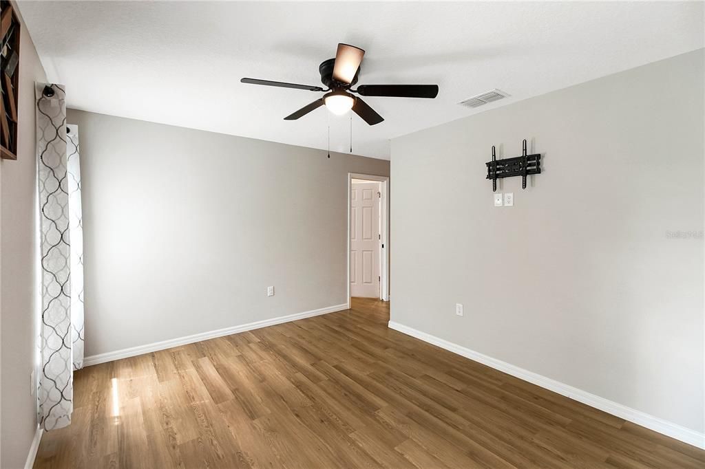 For Sale: $334,000 (3 beds, 2 baths, 1300 Square Feet)