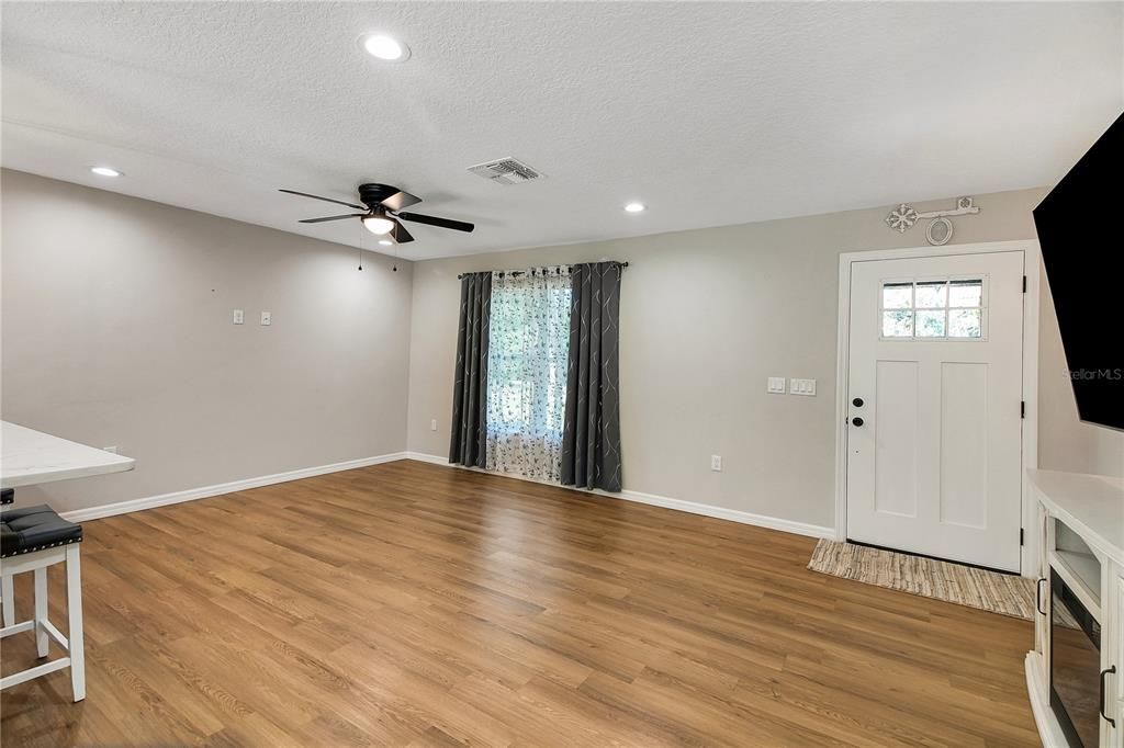 For Sale: $334,000 (3 beds, 2 baths, 1300 Square Feet)