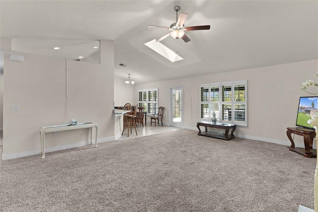 合同活跃: $324,000 (3 贝兹, 2 浴室, 2035 平方英尺)