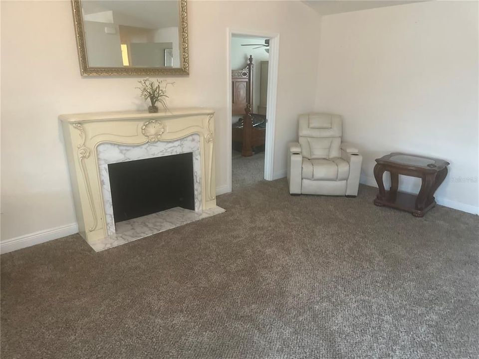 合同活跃: $324,000 (3 贝兹, 2 浴室, 2035 平方英尺)