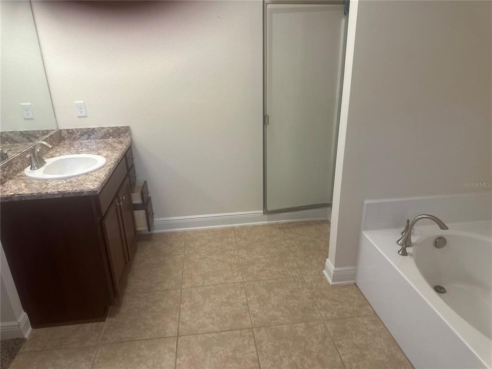 合同活跃: $324,000 (3 贝兹, 2 浴室, 2035 平方英尺)