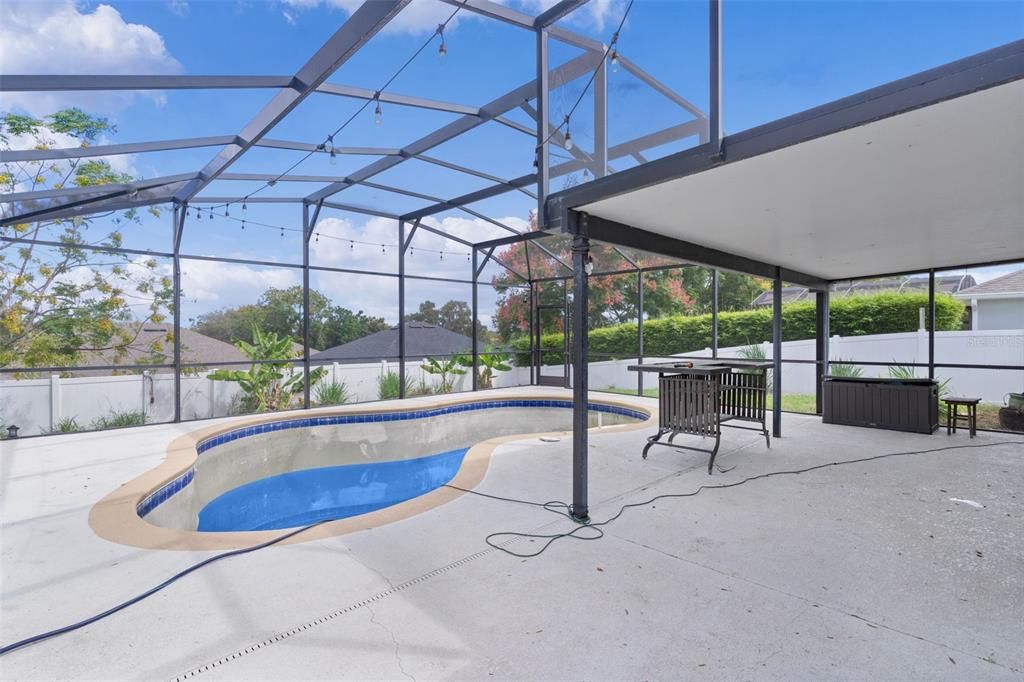 合同活跃: $324,000 (3 贝兹, 2 浴室, 2035 平方英尺)