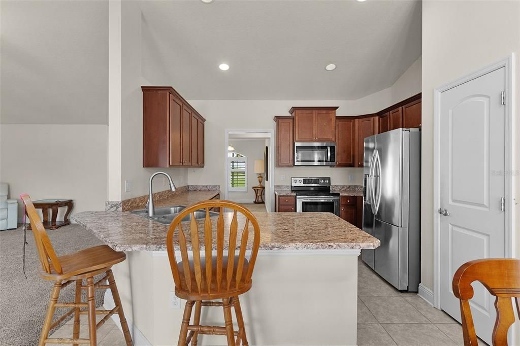 合同活跃: $324,000 (3 贝兹, 2 浴室, 2035 平方英尺)