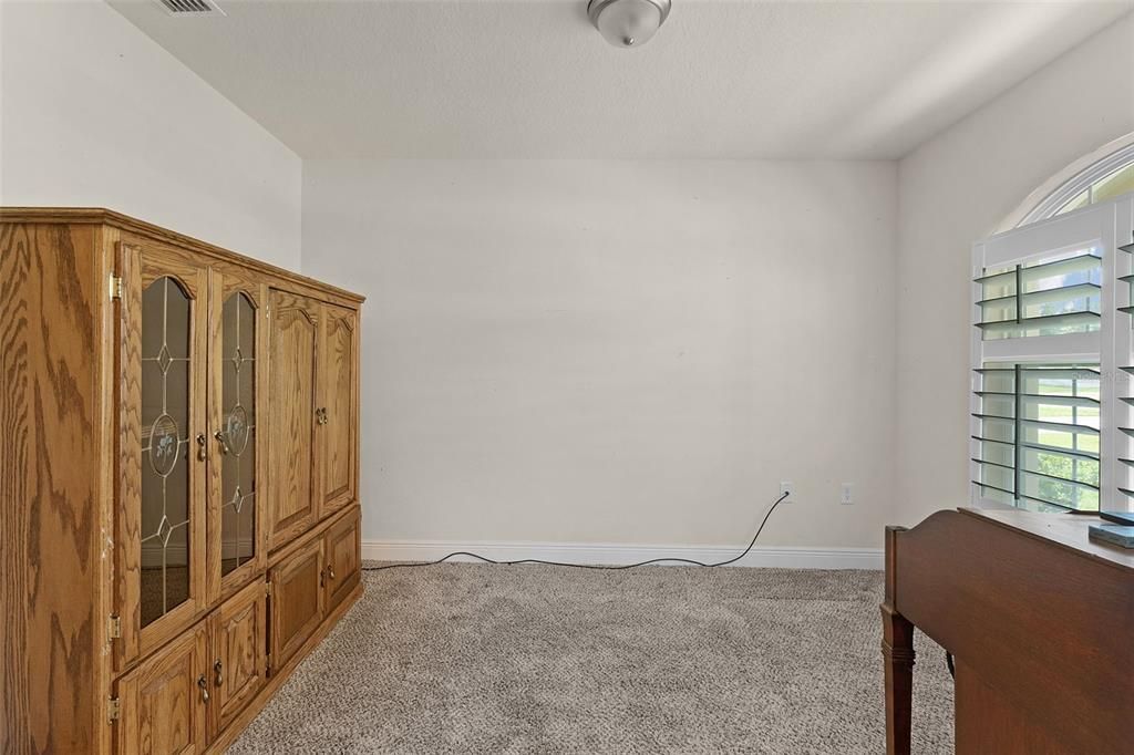 合同活跃: $324,000 (3 贝兹, 2 浴室, 2035 平方英尺)