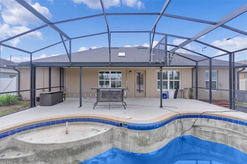 合同活跃: $324,000 (3 贝兹, 2 浴室, 2035 平方英尺)