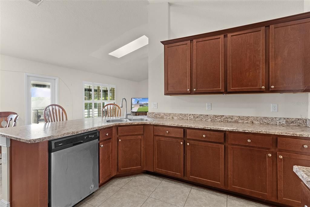 合同活跃: $324,000 (3 贝兹, 2 浴室, 2035 平方英尺)