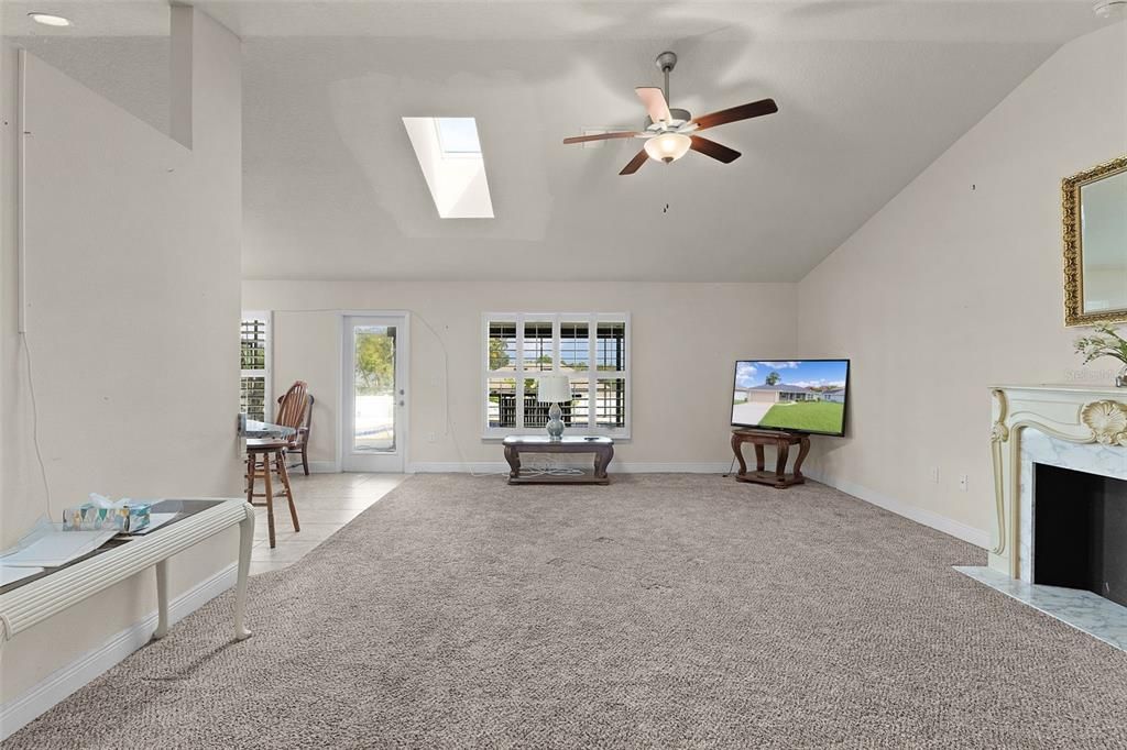 合同活跃: $324,000 (3 贝兹, 2 浴室, 2035 平方英尺)