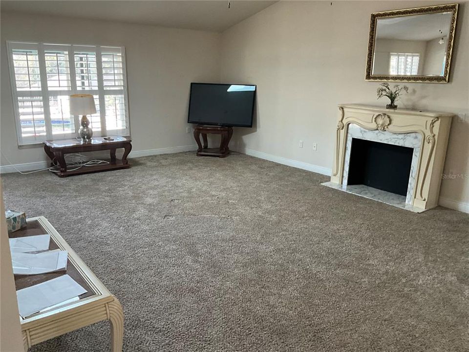 合同活跃: $324,000 (3 贝兹, 2 浴室, 2035 平方英尺)