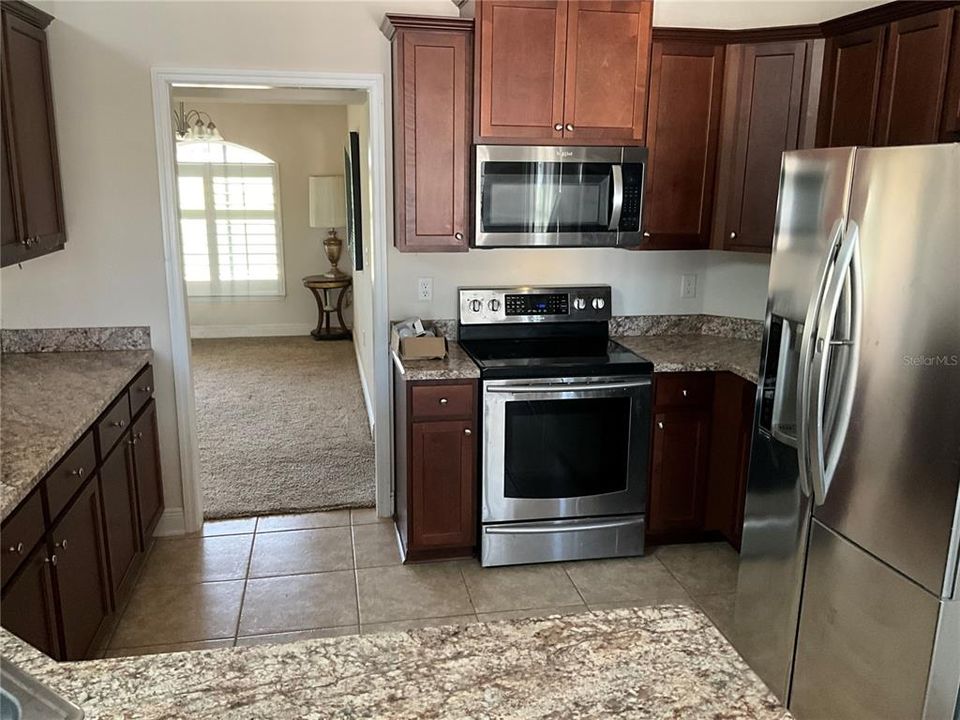 合同活跃: $324,000 (3 贝兹, 2 浴室, 2035 平方英尺)