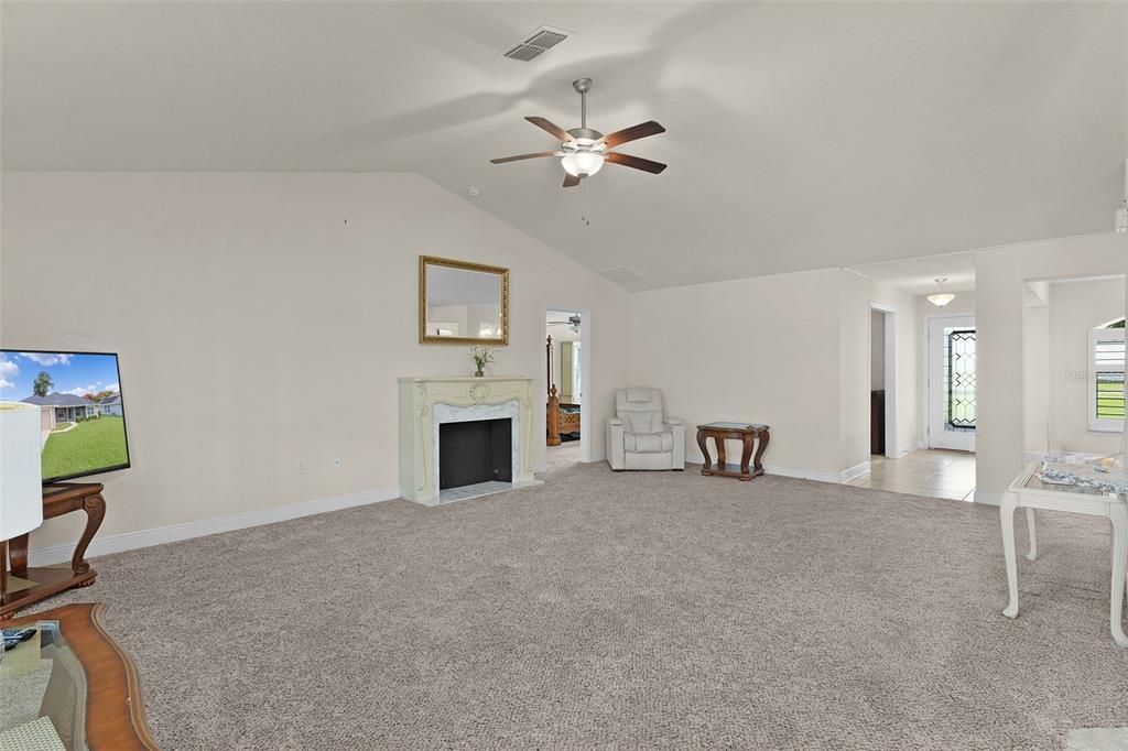 合同活跃: $324,000 (3 贝兹, 2 浴室, 2035 平方英尺)