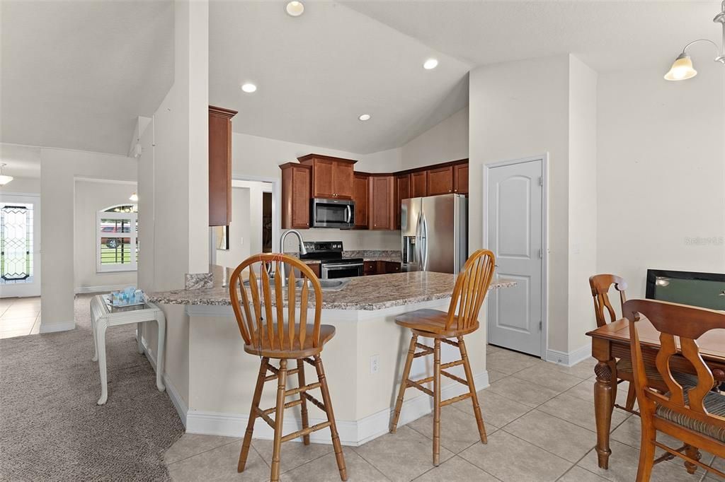 合同活跃: $324,000 (3 贝兹, 2 浴室, 2035 平方英尺)