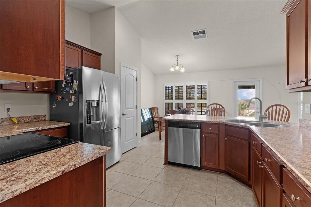 合同活跃: $324,000 (3 贝兹, 2 浴室, 2035 平方英尺)