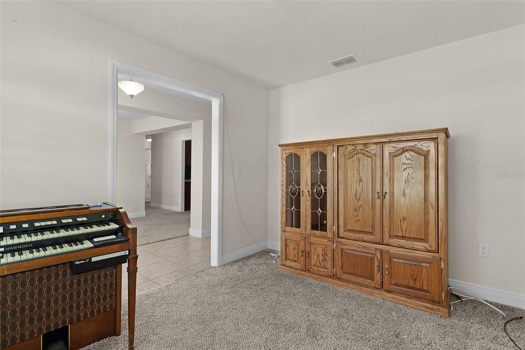 合同活跃: $324,000 (3 贝兹, 2 浴室, 2035 平方英尺)