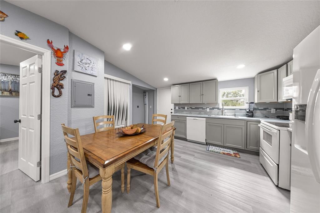 For Sale: $275,000 (3 beds, 2 baths, 1152 Square Feet)