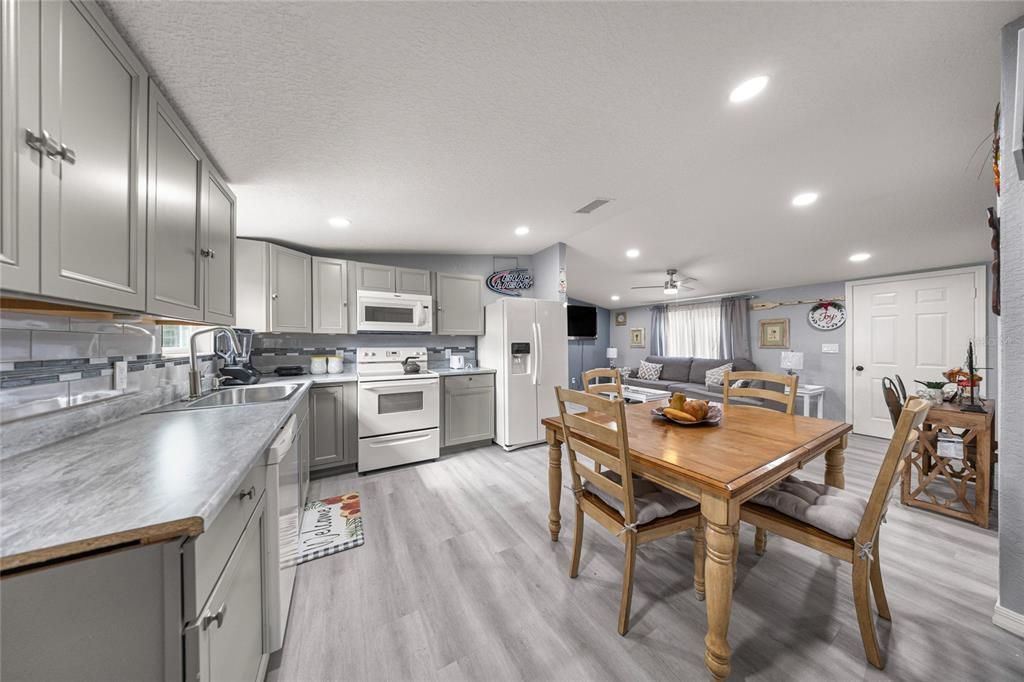 For Sale: $275,000 (3 beds, 2 baths, 1152 Square Feet)