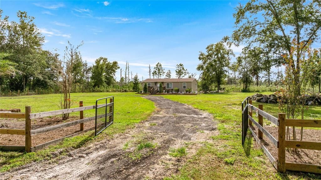 For Sale: $275,000 (3 beds, 2 baths, 1152 Square Feet)