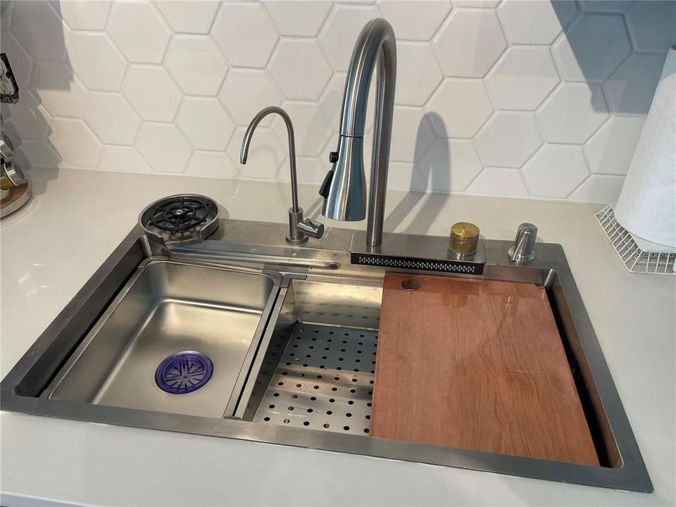 For Rent: $2,100 (2 beds, 1 baths, 936 Square Feet)