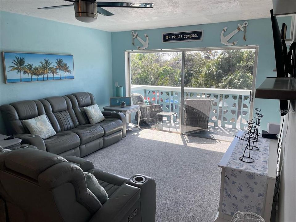 For Rent: $2,100 (2 beds, 1 baths, 936 Square Feet)