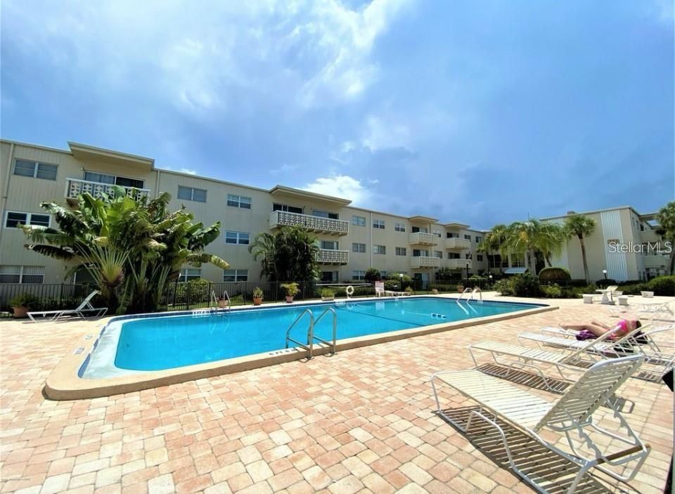 For Rent: $3,200 (2 beds, 1 baths, 936 Square Feet)