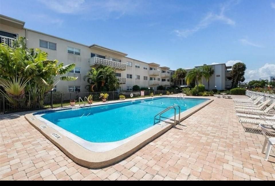 For Rent: $3,200 (2 beds, 1 baths, 936 Square Feet)