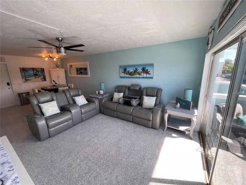 For Rent: $3,200 (2 beds, 1 baths, 936 Square Feet)