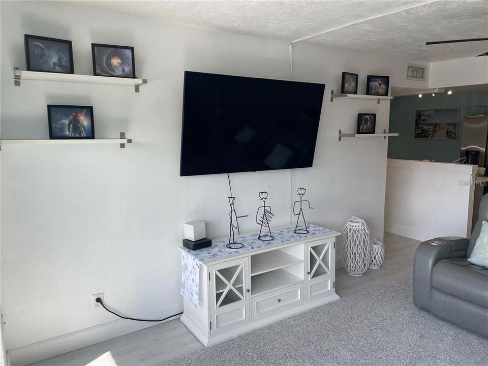 For Rent: $3,200 (2 beds, 1 baths, 936 Square Feet)